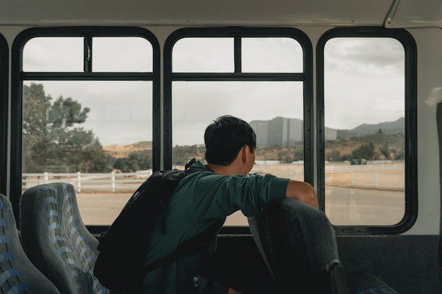 Jumlah Kursi Bus Pariwisata. Foto hanyalah ilustrasi bukan tempat sebenarnya. Sumber: Unsplash/Clay Banks