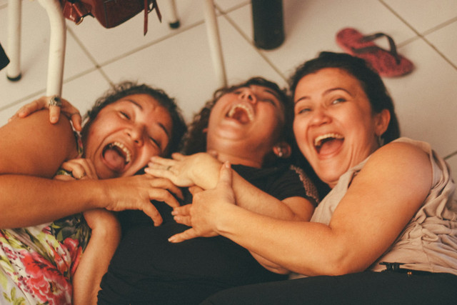 Ilustrasi tertawa. Foto: Unsplash