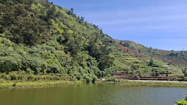Pemandangan di Telaga Mendongan saat Pagi Hari. Foto: Ikhlasul Amalia