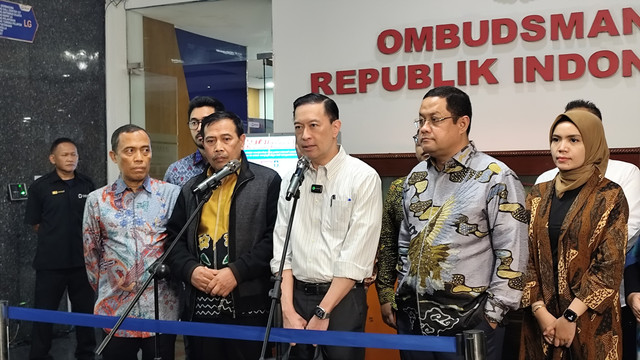 Ketua Ombudsman RI, Mokhammad Najih, dan mantan Menteri Perdagangan, Tom Lembong (tengah), di Kantor Ombudsman, Jakarta, Selasa (12/8/2025). Foto: Jonathan Devin/kumparan