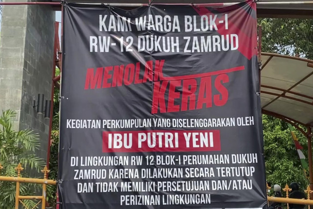 Spanduk penolakan warga Perumahan Dukuh Zamrud, Kelurahan Cimuning, Kecamatan Mustikajaya, Kota Bekasi yang memprotes keras kegiatan keagamaan yang digelar di sebuah rumah pada Minggu (10/8/2025). Foto: Dok. Istimewa