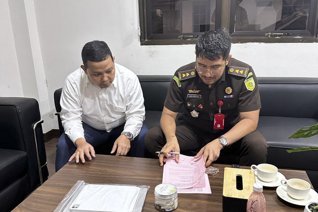 Penasihat hukum eks Menteri Perdagangan (Mendag) Thomas Trikasih Lembong atau Tom Lembong, Zaid Mushafi, menerima pengembalian iPad dan laptop milik kliennya yang sebelumnya sempat disita Kejagung, Senin (4/8/2025). Foto: Dok. Istimewa