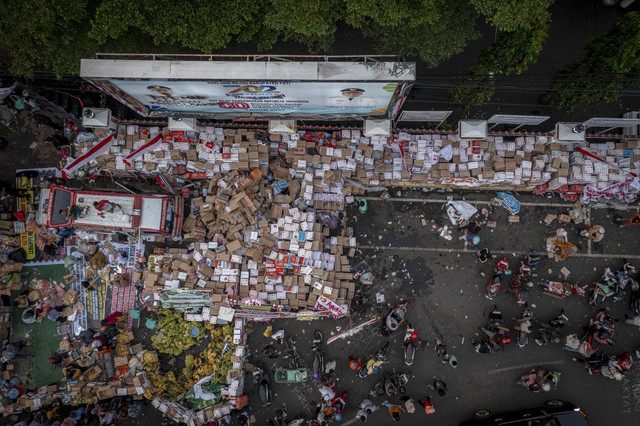 Foto udara suasana posko penggalangan donasi logistik unjuk rasa di depan Kantor Bupati Pati, Kabupaten Pati, Jawa Tengah, Selasa (12/8/2025). Foto: Aji Styawan/ANTARA FOTO