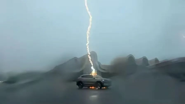 Mobil listrik BYD Song Plus tersambar petir di China. Foto: Sanyan Tech