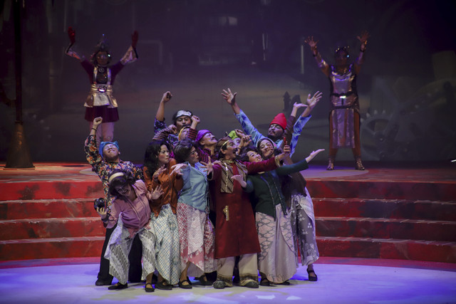 Pemeran Teater Koma menampilkan lakon "Mencari Semar" saat media preview di Ciputra Artpreneur, Jakarta, Selasa (12/8/2025). Foto: Jamal Ramadhan/kumparan