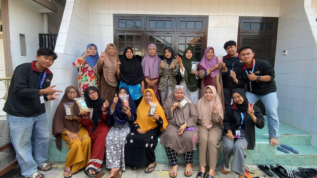 Mahasiswa PMM UMM bersama pelaku UMKM Kerupuk Simping Dusun Kauman Socah