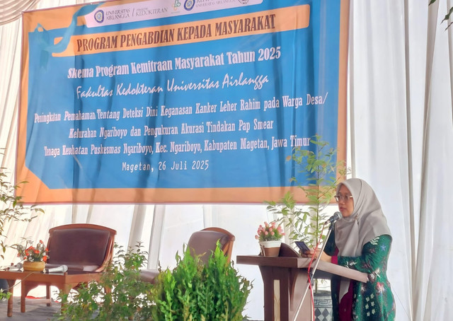 Ketua Pengmas, Alphania Rahniayu,dr.,Sp.P.A, Subsp. D.H.B. (K) saat memberikan sambutan dalam kegiatan penyuluhan dan pemeriksaan pap smear gratis. Foto: Dok.pribadi