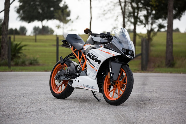 Ilustrasi manasisn motor berapa menit?. Foto: Unsplash Andrew Pons