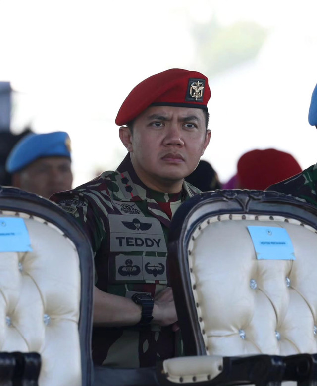 Seskab Letkol Teddy Indra Wijaya mendampingi Presiden Prabowo Subianto hadiri Upacara Gelar Pasukan Operasional dan Kehormatan TNI di Batujajar Jawa Barat. Foto: Instagram.com/sekretariat.kabinet/