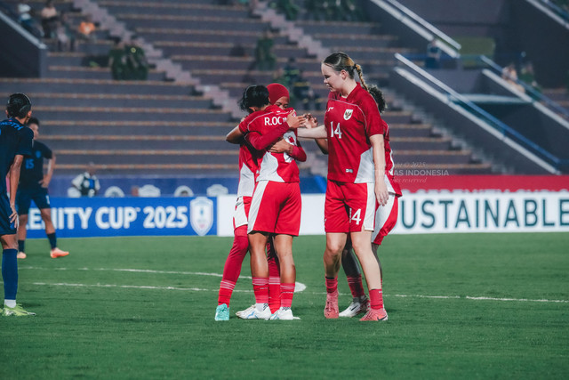 Selebrasi Timnas Wanita Indonesia usai Rosdilah mencetak gol di laga kontra Kamboja di Piala AFF Wanita 2025, Selasa (12/8). Foto: PSSI