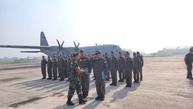 Upacara pelepasan tim bantuan kemanusiaan Indonesia yang kirim bantuan kemanusiaan ke Gaza via Airdrop pada HUT ke-80 RI, Lanud Halim Perdanakusuma, Jaktim, Rabu (13/8). Foto: Thomas Bosco/kumparan