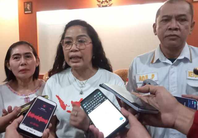 Juru bicara Paguyuban Pelangi, Hetta Mahendrati Latu Meten, saat memberikan keterangan kepada wartawan, Selasa (12/8/2025). Foto: Dok. kumparan