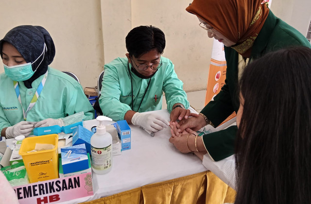 Pemeriksaan kadar hemoglobin (Hb) siswi. Foto: Masruroh/Basra