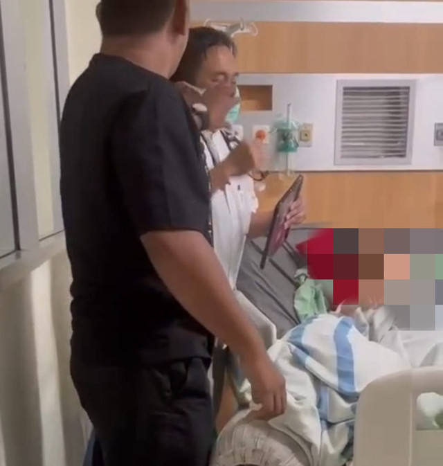 Potongan video saat keluarga pasien memaksa dokter di RSUD Sekayu, Muba untuk membuka masker. Foto : Istimewa