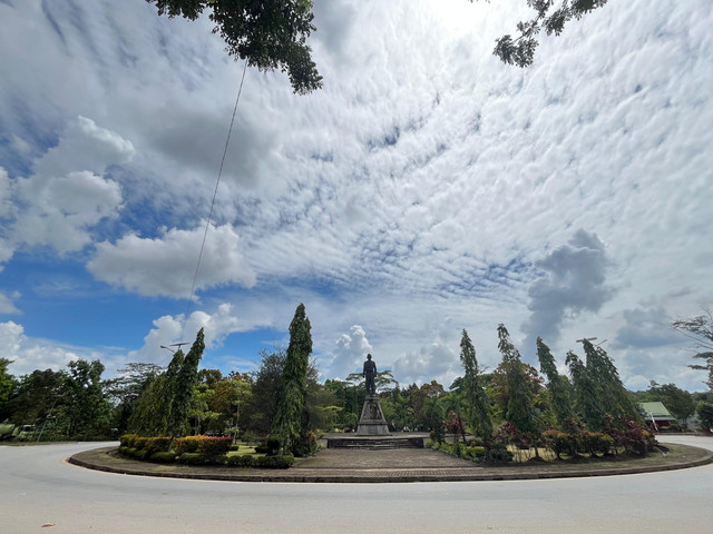 Tugu Mayor Alianyang yang berada di Jalan Trans Kalimantan, Kabupaten Kubu Raya akan disulap menjadi Ruang Publik oleh Pemkab. Foto: Rabiansyah/Hi!Pontianak.