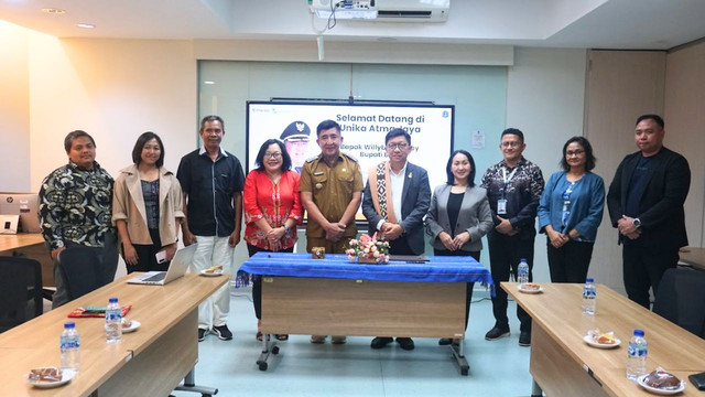 Foto bersama (Sumber: Unika Atma Jaya) 