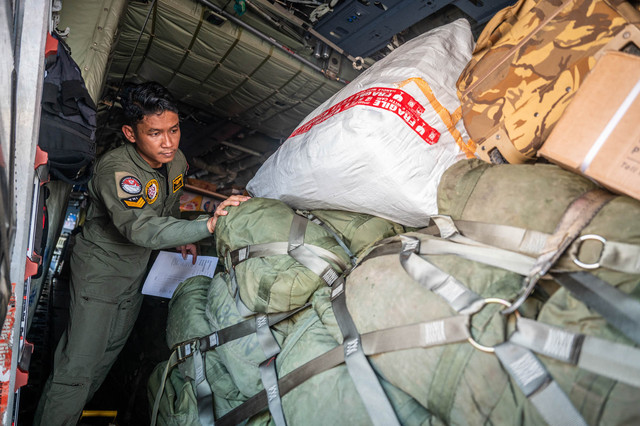 Prajurit TNI AU dari Wing Udara 1 Angkut Lanud Halim Perdanakusuma mengecek bantuan kemanusiaan saat pelepasan Satuan tugas (Satgas) Merah Putih II untuk bantuan kemanusiaan ke Gaza di Lanud Halim Perdanakusuma, Jakarta, Rabu (13/8/2025). Foto: Bayu Pratama S/ANTARA FOTO