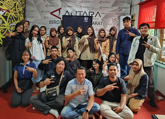 Foto bersama dalam kegiatan pelatihan jurnalistik. Foto: Dok. Asmo Kalbar