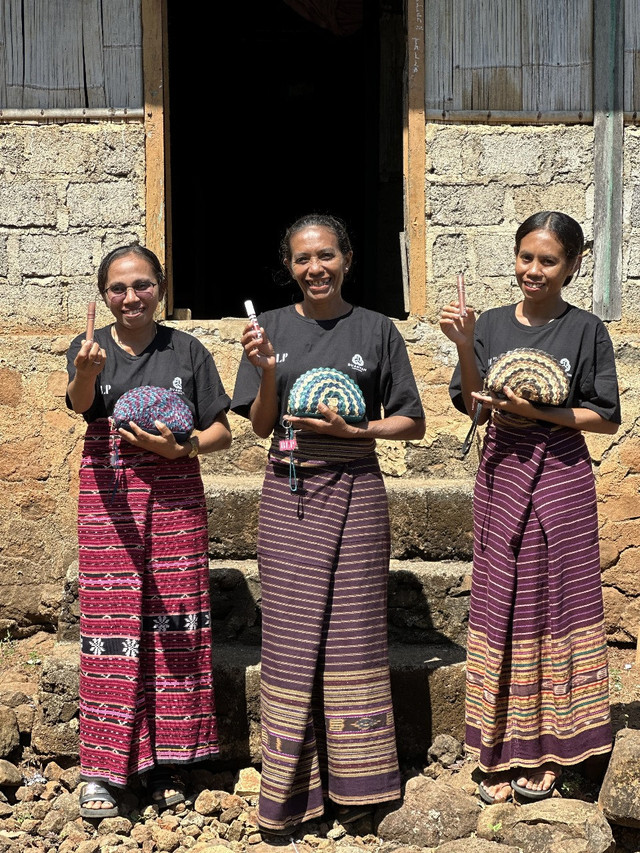Perempuan-perempuan NTT berpose bersama produk kolaborasi BLP Beauty x Du Anyam. Foto: BLP Beauty