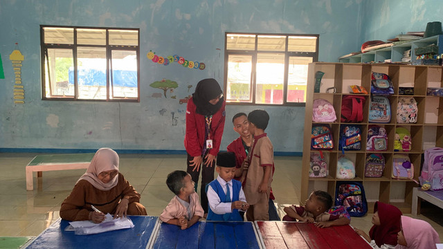Anggota KKM 71 yang sedang mengajar di TK Hubbul Wathon