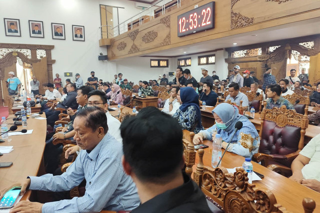Dewan Perwakilan Rakyat Daerah (DPRD) Kabupaten Pati menggelar Sidang Paripurna, menyepakati pembentukan Panitia Khusus (Pansus) Hak Angket untuk Makzulkan Bupati Pati Sudewo. Foto: Intan Alliva Khansa/kumparan