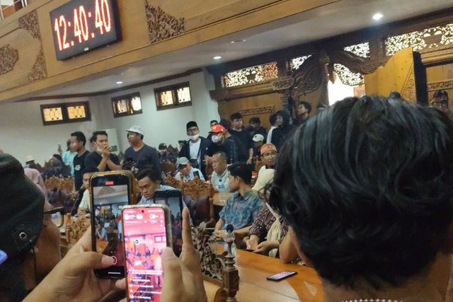 Suasana DPRD Kabupaten Pati menggelar Sidang Paripurna, menyepakati pembentukan Panitia Khusus (Pansus) Hak Angket untuk Makzulkan Bupati Pati Sudewo. Foto: Intan Alliva Khansa/kumparan