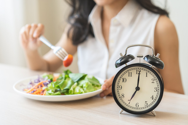 Tips melakukan intermittent fasting untuk pemula. Foto: Kmpzzz/Shutterstock. 