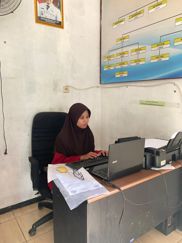 Anggota KKM 71 yang sedang piket di kantor desa
