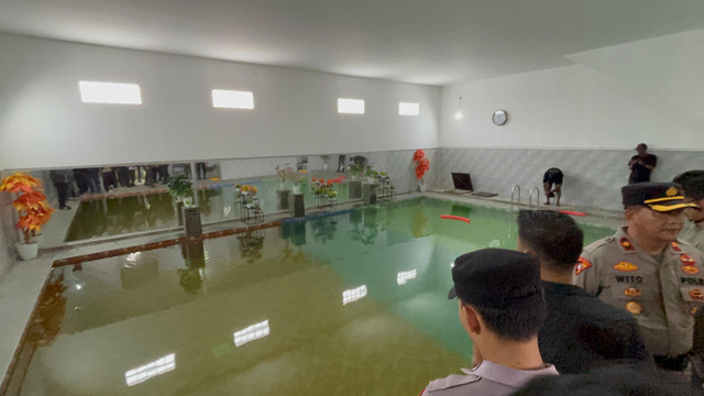 Suasana kolam renang tempat dua bocah SD tenggelam di Babelan, Kabupaten Bekasi. Foto: Abid Raihan/kumparan
