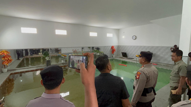 Suasana kolam renang tempat dua bocah SD tenggelam di Babelan, Kabupaten Bekasi. Foto: Abid Raihan/kumparan