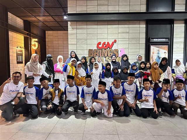 DT Peduli Kuningan Ajak Anak-anak Yatim nonton Film HAYYA 3 di Bioskop CGV Garge City Mall, Cirebon (Sumber : DT Peduli)