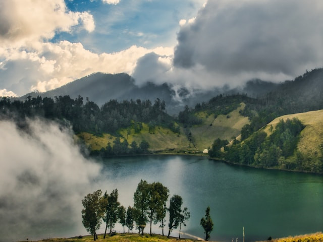 Kenapa tidak boleh berenang di Ranu Kumbolo. Foto hanya ilustrasi bukan sebenarnya. Sumber foto: Unsplash/Fajruddin Mudzakkir