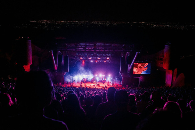 Konser Sheila On 7 di Banjarmasin. (Foto hanya ilustrasi, bukan tempat yang sebenarnya). Sumber: Unsplash/Payson Wick.