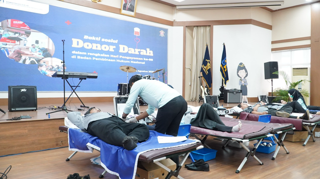 Pegawai BPHN melakukan bakti sosial donor darah sebagai wujud kepedulian kepada sesama manusia yang membutuhkan dalam rangkaian memeriahkan peringatan HUT ke-80 Kemerdekaan Republik Indonesia dan Hari Pengayoman ke-80. Foto: Dok. BPHN