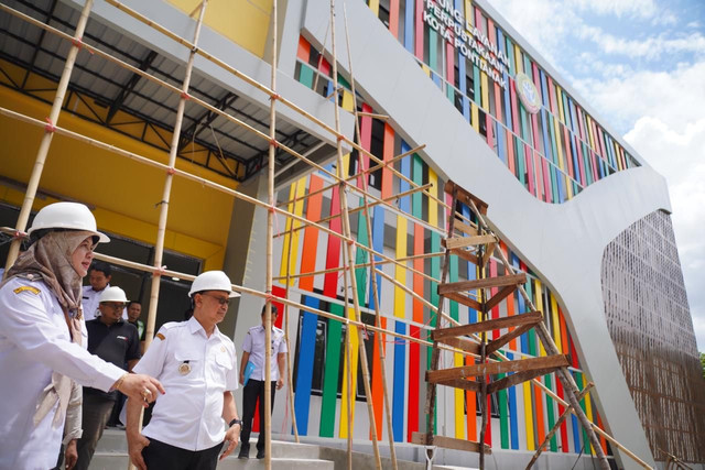 Wali Kota Pontianak Edi Rusdi Kamtono didampingi Kepala Dinas Perpustakaan dan Kearsipan Kota Pontianak Rendrayani meninjau progres pembangunan Gedung Layanan Perpustakaan Kota Pontianak di Jalan Ampera. Foto: Dok. Prokopim Pemkot Pontianak 