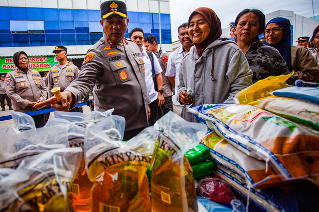 Kapolda Kepri Irjen Pol Asep Safrudin (kiri) berbincang dengan warga saat meninjau kegiatan Gerakan Pangan Murah di Botania, Batam, Keprulauan Riau, Rabu (13/8/2025). Foto: Teguh Prihatna/ANTARA FOTO