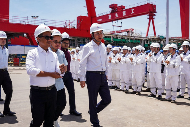 Menteri ESDM Bahlil Lahadalia meninjau pembangunan fasilitas Floating Liquefied Natural Gas (FLNG) atau LNG Terapung di galangan kapal Wison New Energies, Kota Nantong, Rabu (13/8/2025). Foto: Dok. Kementerian ESDM