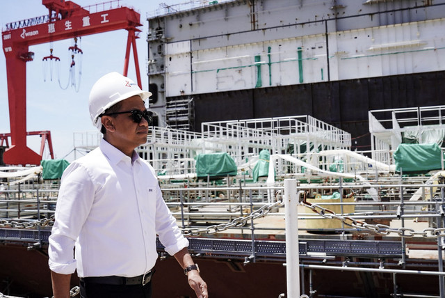 Menteri ESDM Bahlil Lahadalia meninjau pembangunan fasilitas Floating Liquefied Natural Gas (FLNG) atau LNG Terapung di galangan kapal Wison New Energies, Kota Nantong, Rabu (13/8/2025). Foto: Dok. Kementerian ESDM