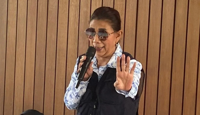 Mantan Menteri Kementerian Kelautan dan Perikanan (KKP) Susi Pudjiastuti memberikan sambutan saat aksi penolakan keramba jaring apung (KJA) Pantai Timur Pangandaran yang digelar di Susi Air Beach Strip, Pangandaran, Jawa Barat, Rabu (13/8/2025). Foto: Feri Purnama/ANTARA