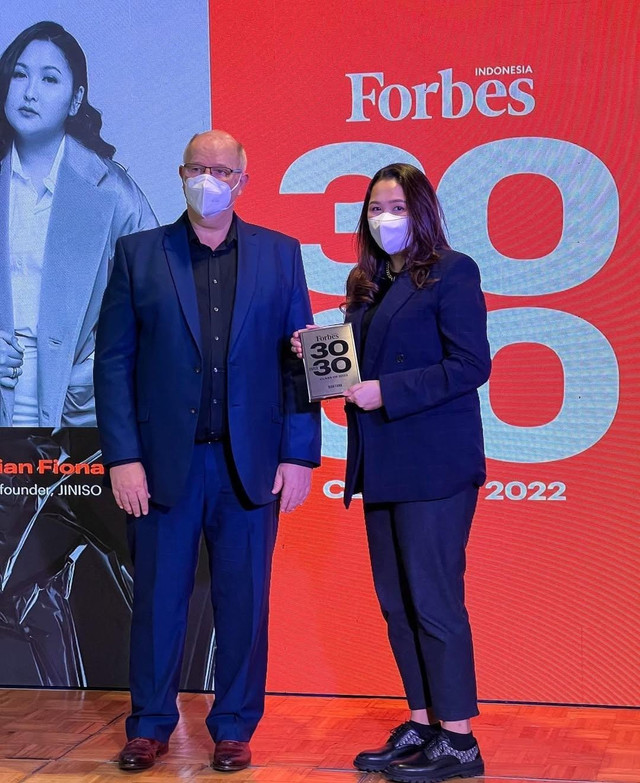 Dian Fiona, owner JINISO saat menerima penghargaan Forbes 30 Under 30 Asia. Foto: Dok. Instagram @dianfiona