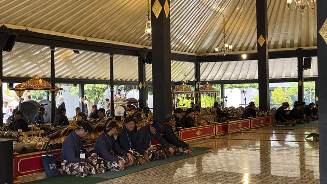 Para abdi dalem di Keraton Yogyakarta. Foto: Gitario Vista Inasis/kumparan