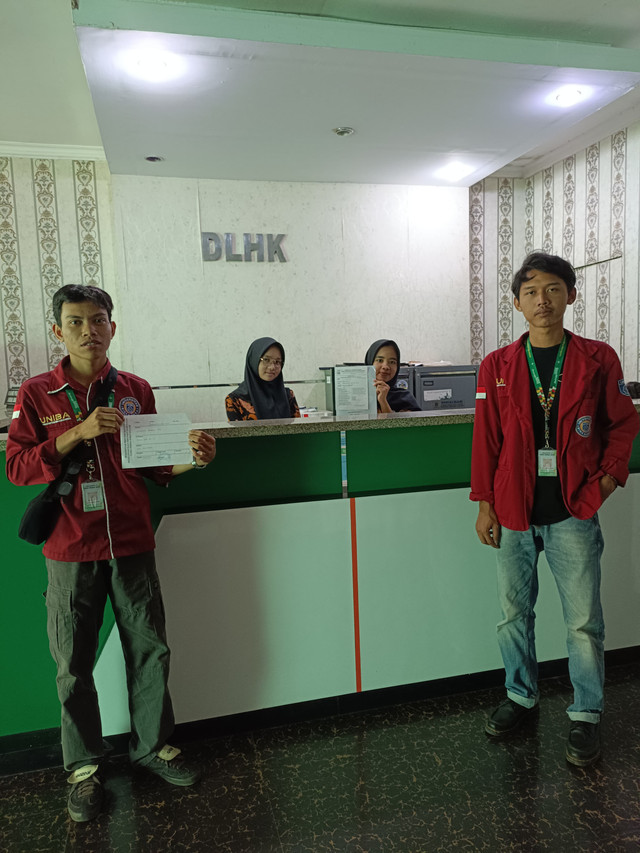 Ketua kelompok dan anggota KKM 71 mengajukan proposal pengajuan bibit pohon ke kantor DLHK
