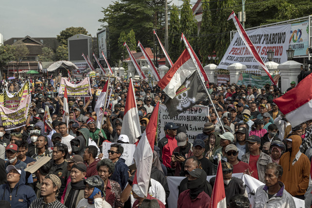 Massa yang tergabung dalam Aliansi Masyarakat Pati Bersatu berunjuk rasa di depan Kantor Bupati Pati, Kabupaten Pati, Jawa Tengah, Rabu (13/8/2025). Foto: Aji Styawan/ANTARA FOTO