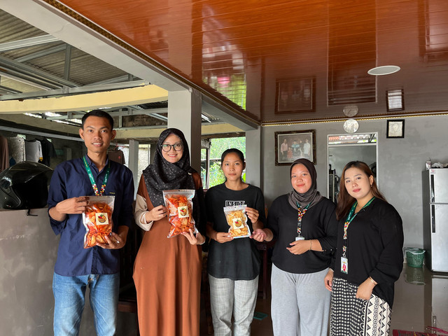 Anggota KKM 71 bersama ibu - ibu menunjukan hasil akhir produk.
