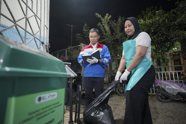 Proses pengolahan limbah MBG untuk jadi pakan bebek. Foto: Dok. Pertamina Patra Niaga