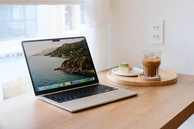 Ilustrasi harga laptop MacBook. Foto: Unsplash