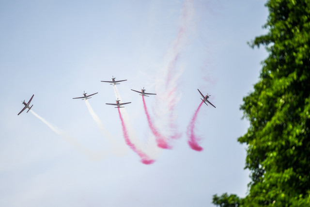 Pesawat KT-1B Woong Bee yang tergabung dalam Jupiter Aerobatic Team (JAT) TNI AU melakukan manuver saat mengikuti gladi kotor ke-2 Upacara Peringatan Detik-Detik Proklamasi Kemerdekaan RI di halaman Istana Merdeka, Jakarta, Rabu (13/8/2025).  Foto: Galih Pradipta/ANTARA FOTO