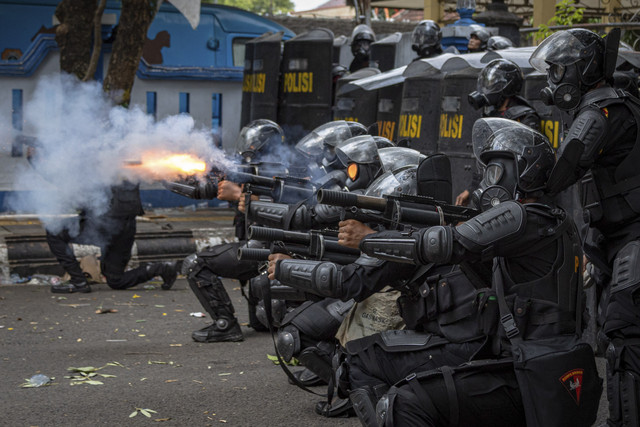 Personel kepolisian menembakkan gas air mata ke arah massa usai terjadi kericuhan unjuk rasa di depan Kantor Bupati Pati, Kabupaten Pati, Jawa Tengah, Rabu (13/8/2025). Foto: Aji Styawan/ANTARA FOTO