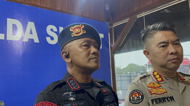 Dansat Brimob Polda Sumut Kombes Pol Rantau Isnur memberikan keterangan soal keterlibatan personelnya di kasus pencuri ubi dibakar di Polda Sumut, Rabu (13/8/2025). Foto: Tri Vosa/kumparan
