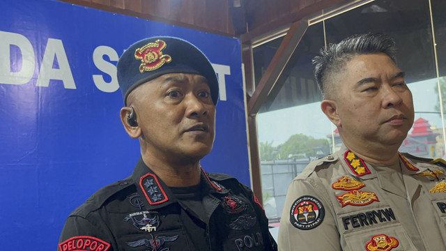 Dansat Brimob Polda Sumut Kombes Pol Rantau Isnur memberikan keterangan soal keterlibatan personelnya di kasus pencuri ubi dibakar di Polda Sumut, Rabu (13/8/2025). Foto: Tri Vosa/kumparan